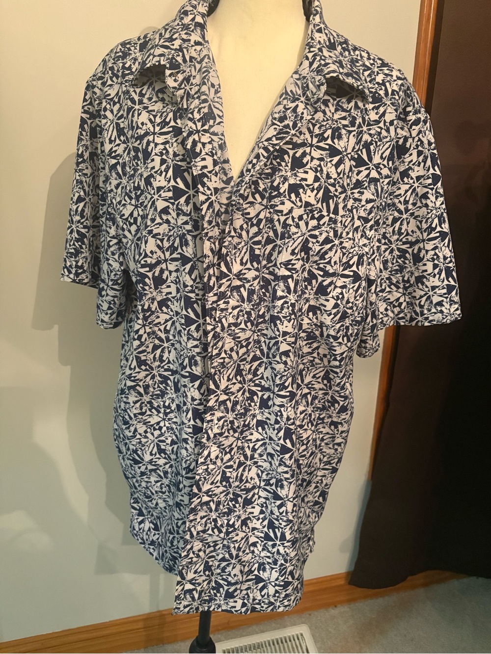 Caribbean Joe Navy & White Short-Sleeve Button-Down Shirt